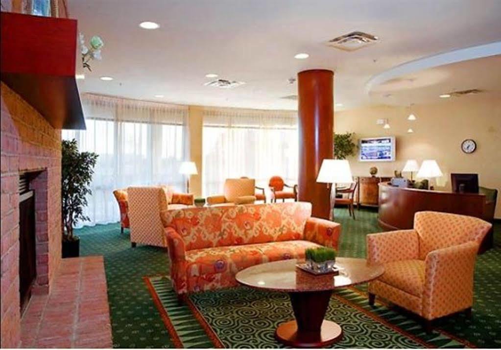 Courtyard By Marriott Memphis Hotel