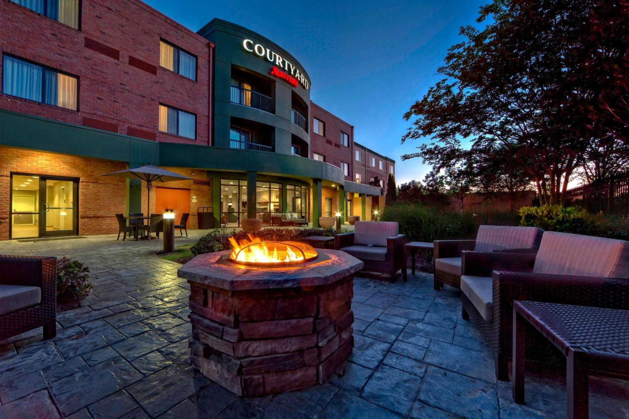 Courtyard By Marriott Memphis Hotel 3*